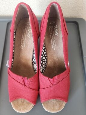 TOMS Women’s Red Canvas Peep-Toe Flats